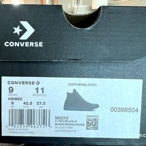 Converse! Mens Size 9 Womens Size 11.
Smoke free home. EUC!
